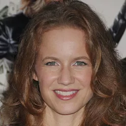 勞拉·凱洛蒂 飾演 Christa Hawkins