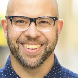 Adam Key 飾演 Tucker