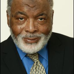 J.D. Hall 飾演 Guran