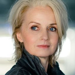 Emanuela von Frankenberg 飾演 Aron's Mother