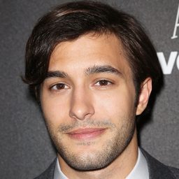 亞歷山大·科赫 飾演 Clayton