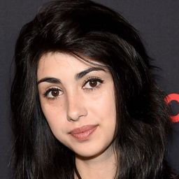 Alexa Mansour 飾演 Erica Dunne