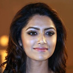 Mamta Mohandas 飾演 Priya