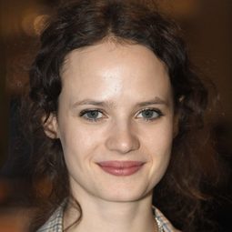 Jana McKinnon - 人工失格演員 飾演Elli