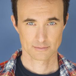 Kevin Glikmann 飾演 Kilgore