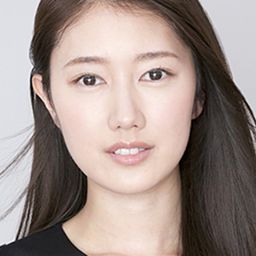 大內 華子 飾演 Ayane