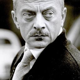 Guido Palliggiano 飾演 Comandante Nave