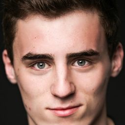 Jon Tarcy 飾演 