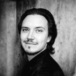 沙喬納森 飾演 Police Officer