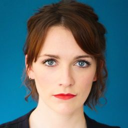 Charlotte Ritchie 飾演 Gemma