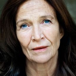 Tatja Seibt 飾演 Esther