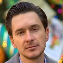 Yaroslav Lozovsky 飾演 