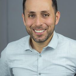 George Capacete 飾演 Crime Scene Detective