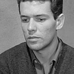 Marc Michel 飾演 Roland Cassard