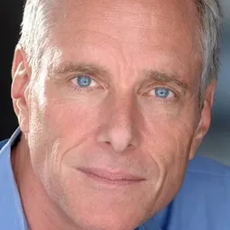 理查·畢肯斯 飾演 The Old Man