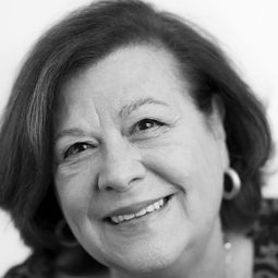 Ana Frau 飾演 Angustias