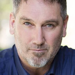 科林·穆迪 飾演 Benjamin Bunny (voice)