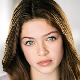 Maesa Nicholson 飾演 Olive Korman