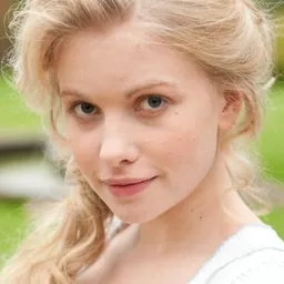 Sophie Stuckey 飾演 Jemma