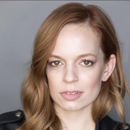 Grace Hinson 飾演 Vice Principal Bae