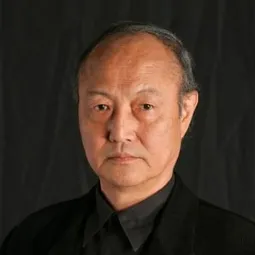 石橋蓮司  飾演 Ujiie