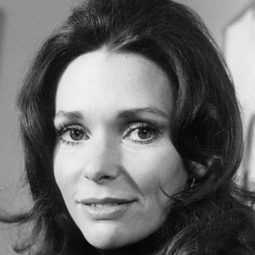 蘇珊·斯塔絲伯格 - 惡神演員 飾演Karen Tandy