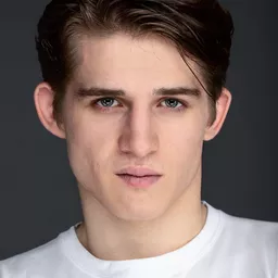 Giulio Brizzi 飾演 Adam