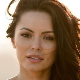 Emelina Adams - 殺手列車演員 飾演Angelina Young