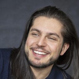 Alexander Wauthier 飾演 Andre Delacroix