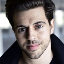 Nassim Avat 飾演 Aron Hurwitz
