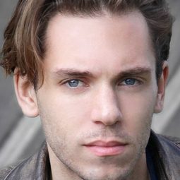 AJ Locascio 飾演 Han Solo  / Jawa (voice)