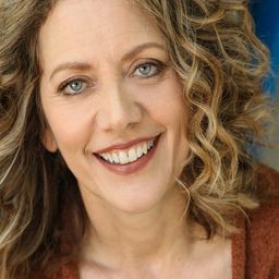 Suzana Norberg 飾演 911 Operator