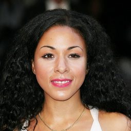 凱瑟琳·卓斯戴爾 - 槲寄生農場的驚奇聖誕演員 飾演Miss Ashley