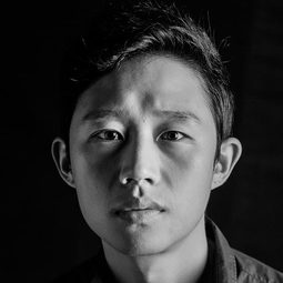Kim Kyeong-il 飾演 10 Line Cafe Waiter