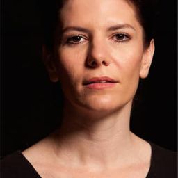 Süreyya Güzel 飾演 Handan