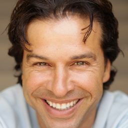 Christopher Maleki 飾演 Ray