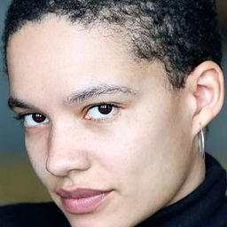 Gina Haller 飾演 Laura