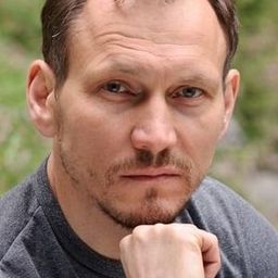 彼得·尼古拉斯 飾演 Luka