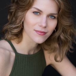 Ellie Jameson 飾演 Suzy