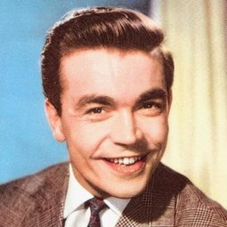 Claus Biederstaedt 飾演 Reporter Claus Hoberg