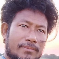 Pabitra Rabha 飾演 Dhonu