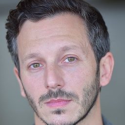 Andrew Bering 飾演 Heinz