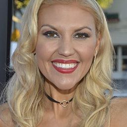 安卓·洛根·懷特 飾演 Izzy