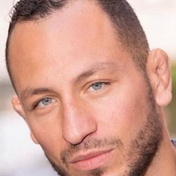 亞瑟·阿斯帕圖里安 - The Gardener演員 飾演Frelon 1 - Chef