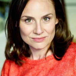 Daniela Holtz 飾演 Agnes