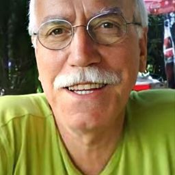 Erdinç Olgaçlı 飾演 Akif