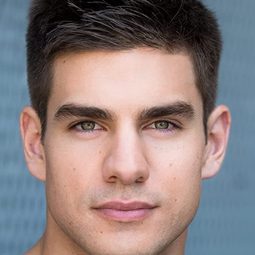 Alex Esola 飾演 Hank