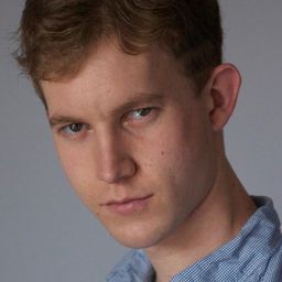 Harrison Thomas 飾演 Carson