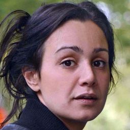 Myriem Akeddiou - 我們相信你演員 飾演Alice