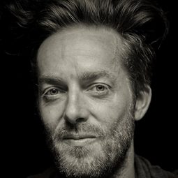 Adam Freeland 飾演 